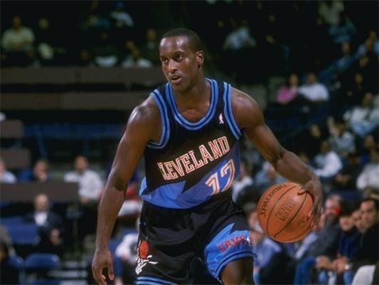 他在弱侧接 他在弱侧接